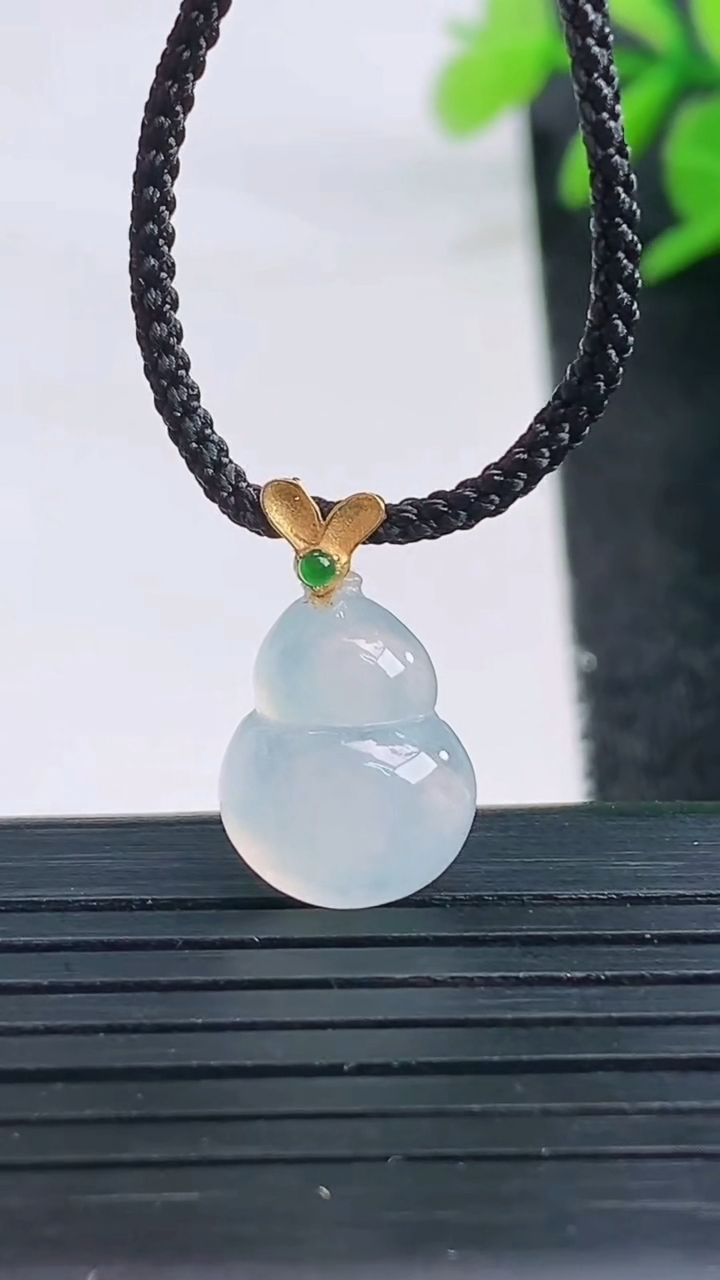 天然A货翡翠种白冰葫芦吊坠尺寸14.5-10.8-5.1重量:1.25g
3月27日