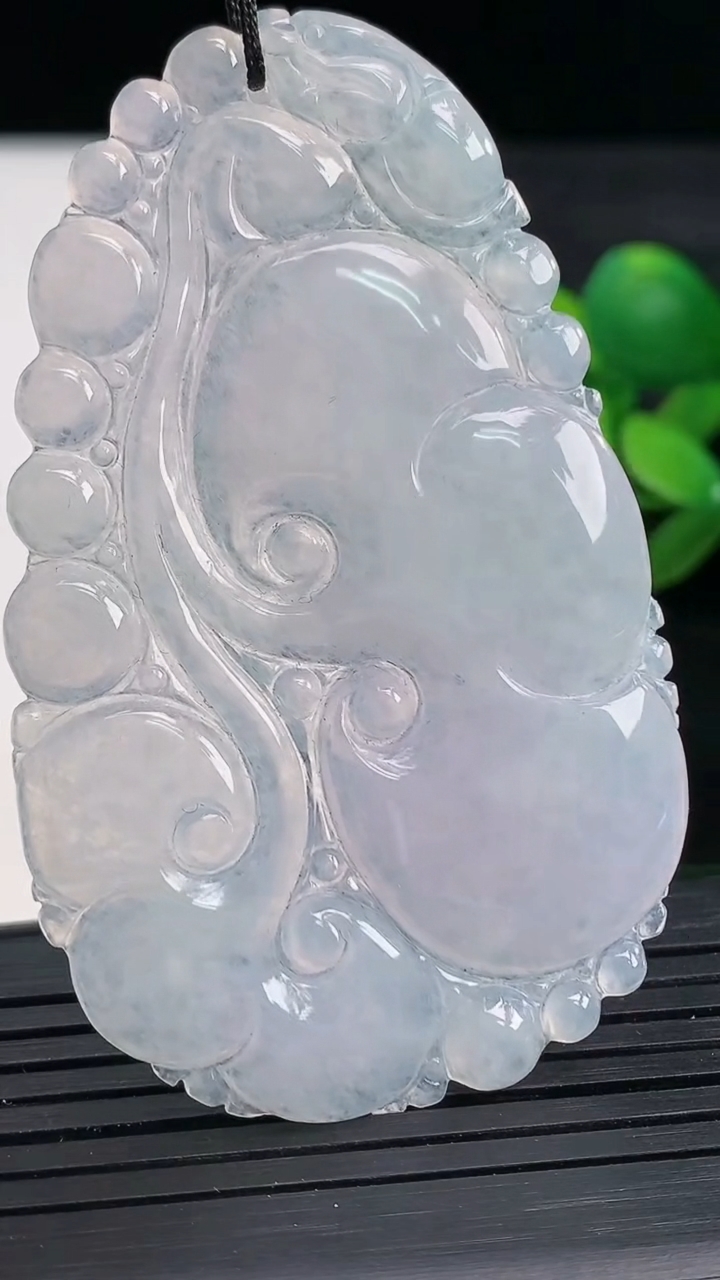 天然A货翡翠紫罗兰如意吊坠尺寸62-38.8-3.9重量:15.18g
3月27日