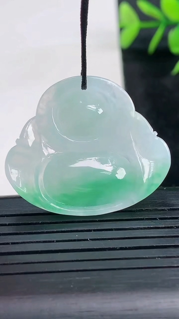 天然A货翡翠佛公吊坠尺寸27.8-33.6-6重量:7.99g
3月27日