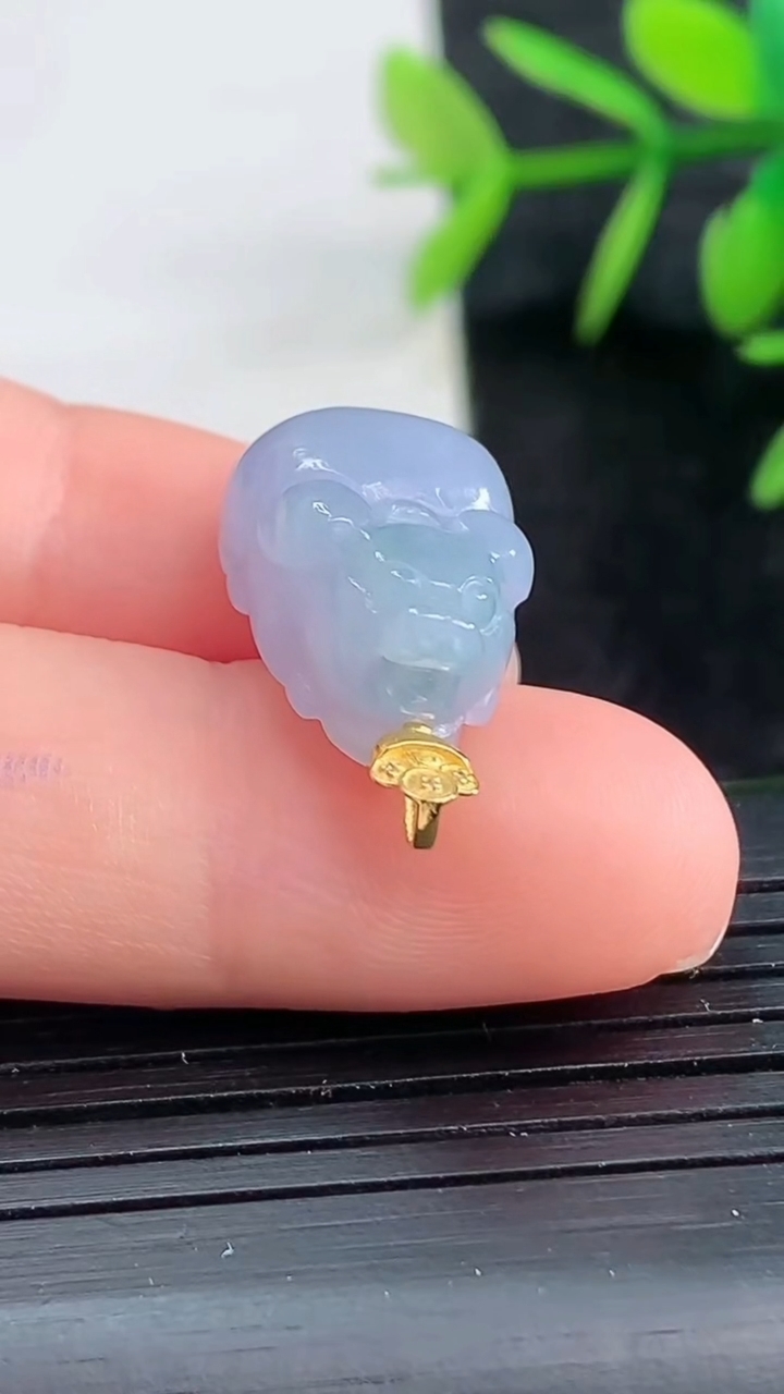 天然A货翡翠18K金紫罗兰生肖猪吊坠尺寸17-11.7-7.5重量:3.15g
3月27日