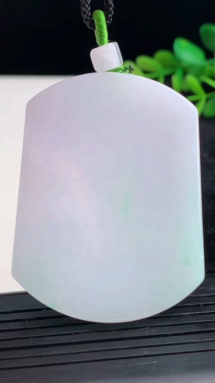 天然A货翡翠无事牌吊坠尺寸53.8-40.8-5.9重量:40.13g
3月27日