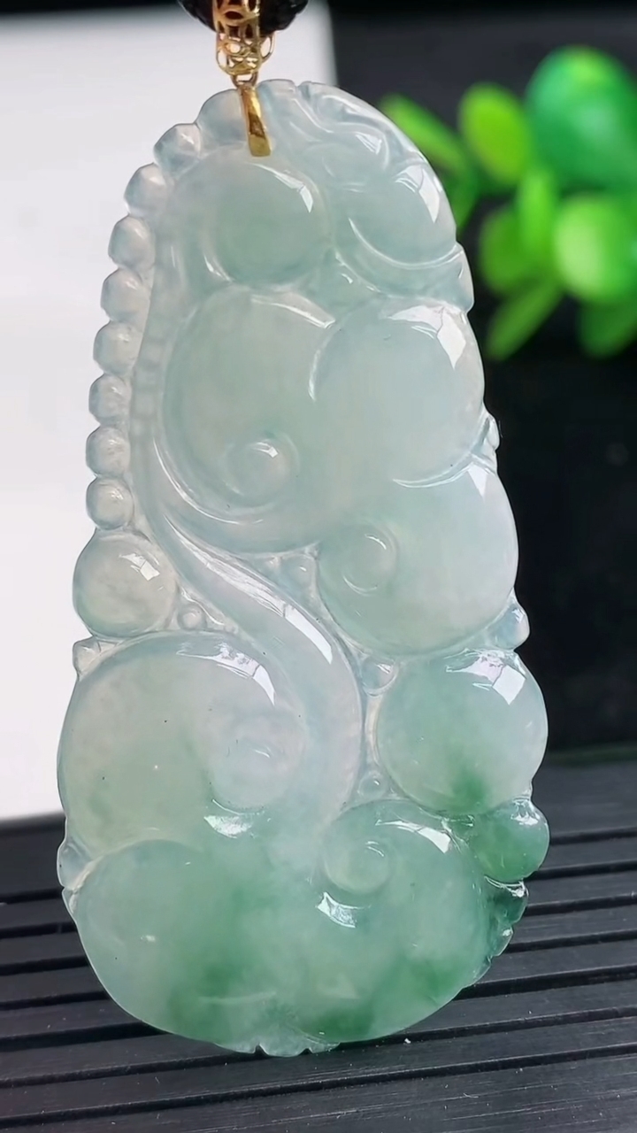 天然A货翡翠18K金飘花如意吊坠尺寸53-26.1-2.9重量:7.62g
3月27日