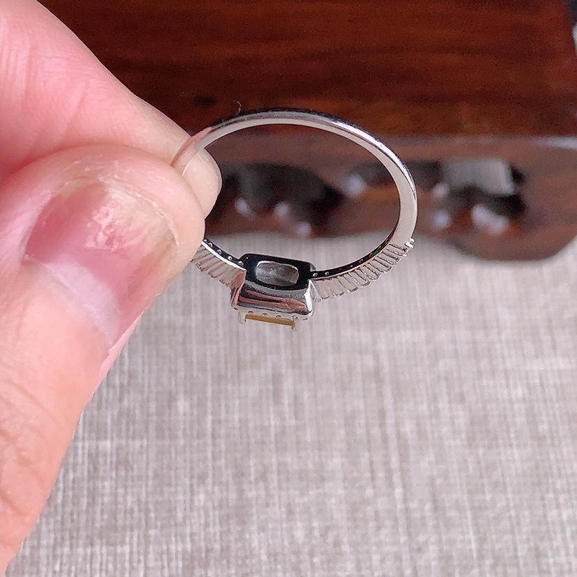 天然A货翡翠18K金伴钻镶嵌黄翡马鞍戒指 圈口17.4裸石
尺寸5-2.7mm 重量1.93g 0326