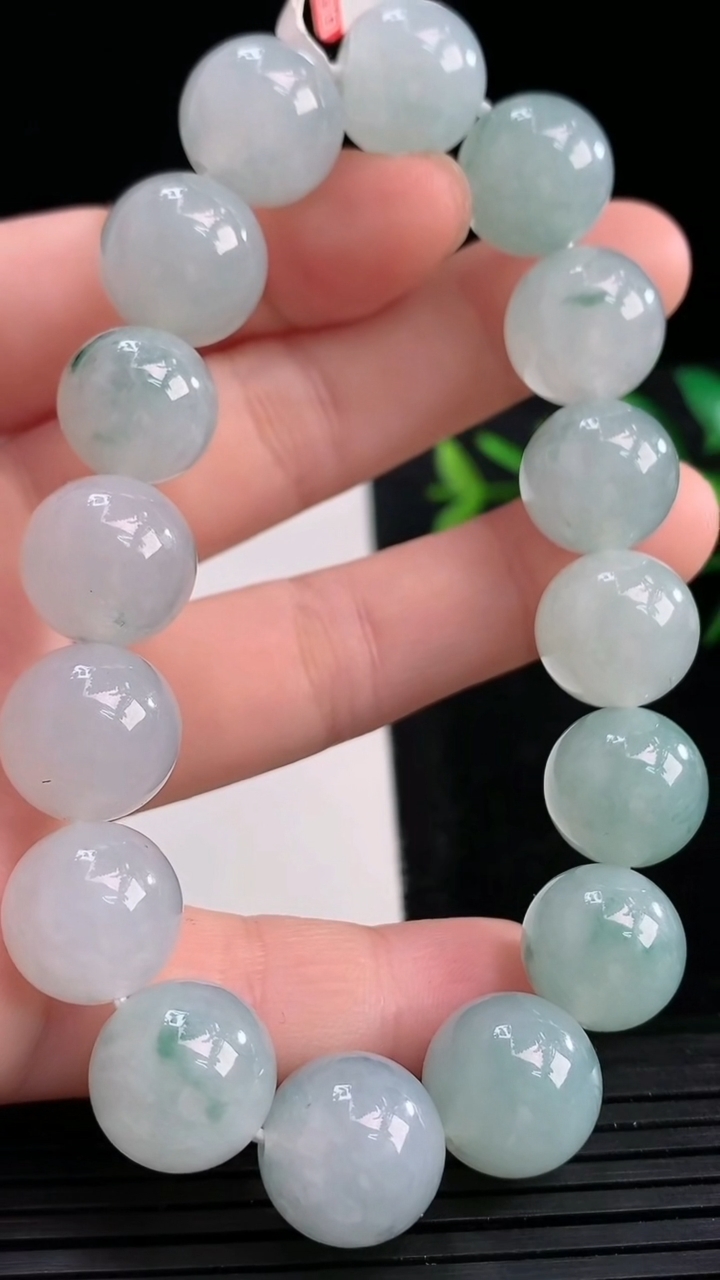 天然A货翡翠飘花圆珠手串尺寸13-16颗重量:59.74g3月27日
工厂直销收藏佳品,种好水足，色泽均匀，有种有色，上手高大气！