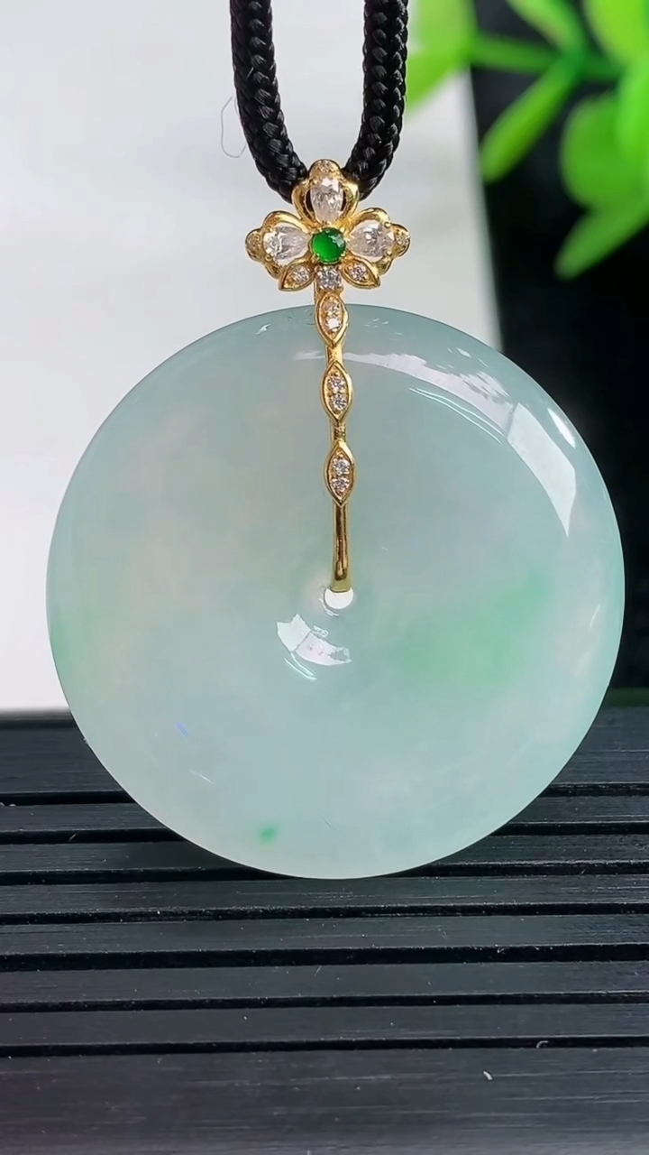 天然A货翡翠平安扣吊坠尺寸29.2-5.7重量:10.12g
3月27日