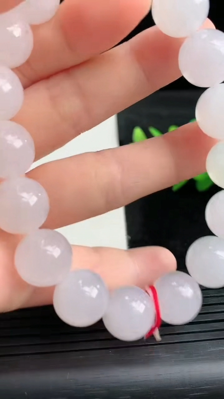 天然A货翡翠圆珠手串尺寸12.4-17颗重量:56.34g3月27日
工厂直销收藏佳品,种好水足，色泽均匀，有种有色，上手高大气！