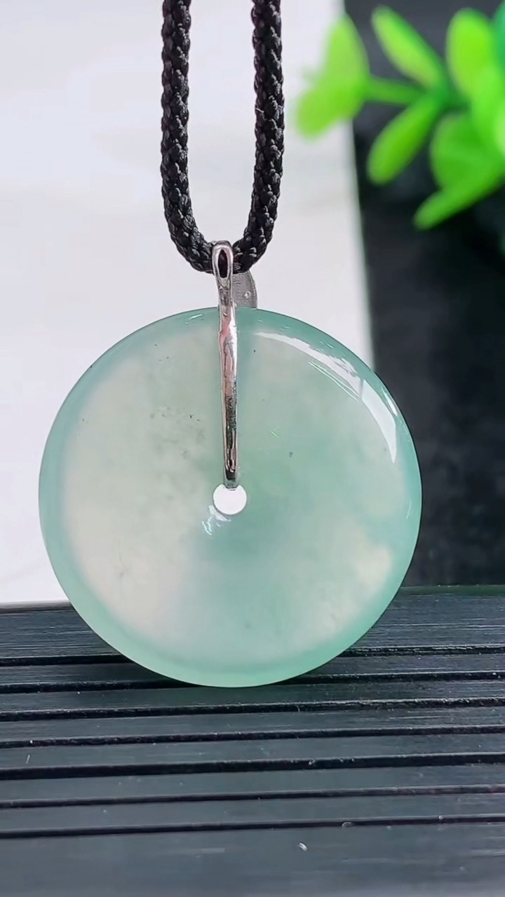 天然A货翡翠平安扣吊坠尺寸24.4-4.6重量:5.87g
3月27日