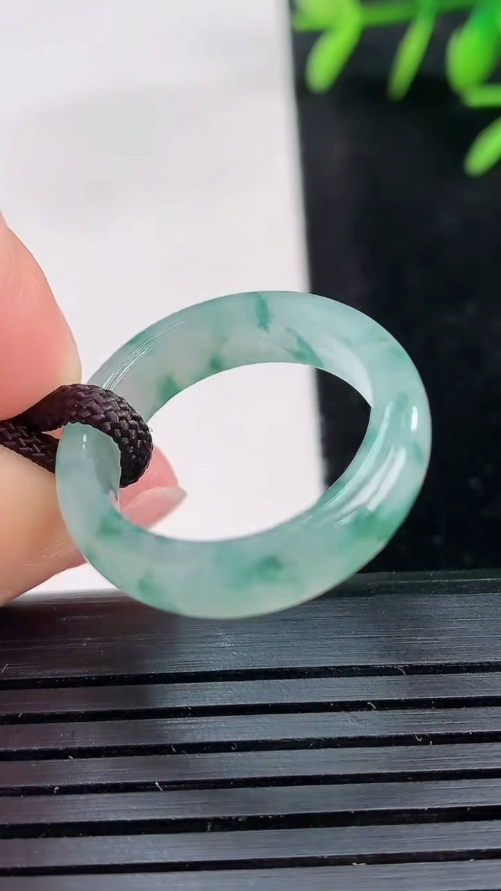 天然A货翡翠冰种飘花指环戒指尺寸18.4-5.5-3.1重量:3.40g2026年3月27日
工厂直销收藏佳品,种好水足，色泽均匀，有种有色，上手高大气！