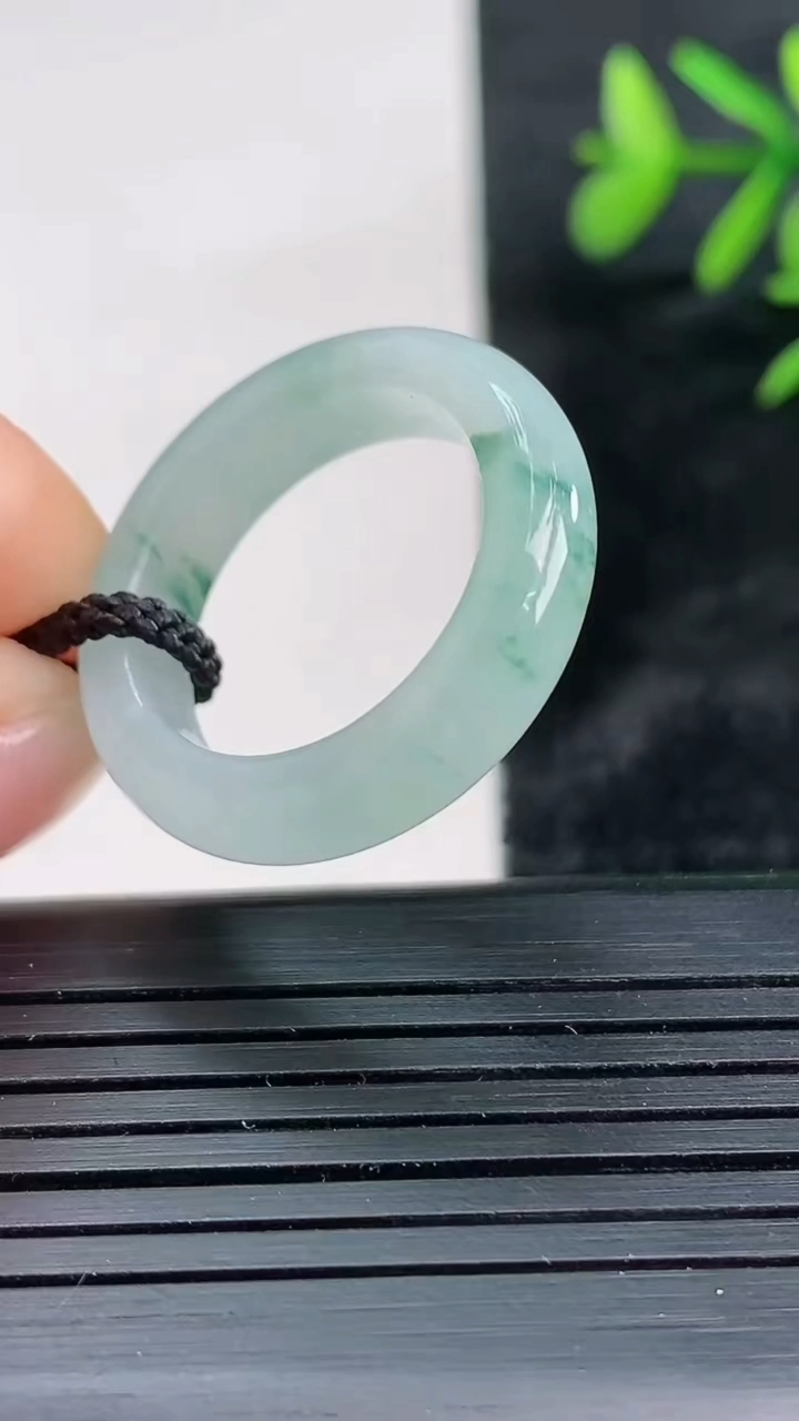 天然A货翡翠飘花指环戒指尺寸18.5-5.6-3.8重量:4.31g2026年3月27日
工厂直销收藏佳品,种好水足，色泽均匀，有种有色，上手高大气！