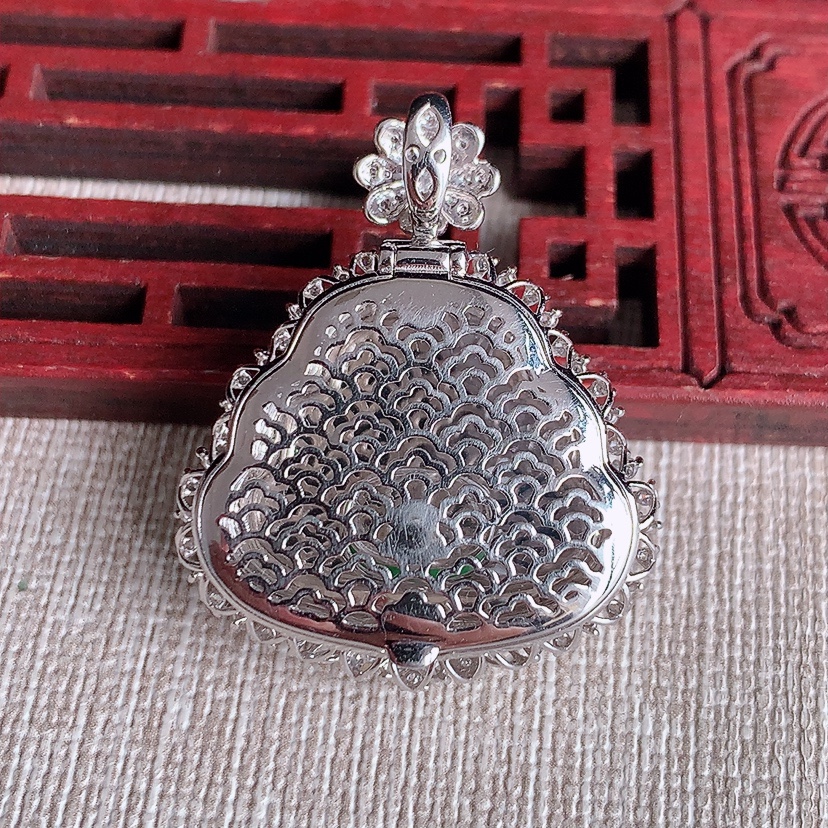 天然A货翡翠18K金伴钻镶嵌飘绿佛公吊坠 
尺寸34.5-28-12.5裸石19.8-23mm 重量9.00g 0326