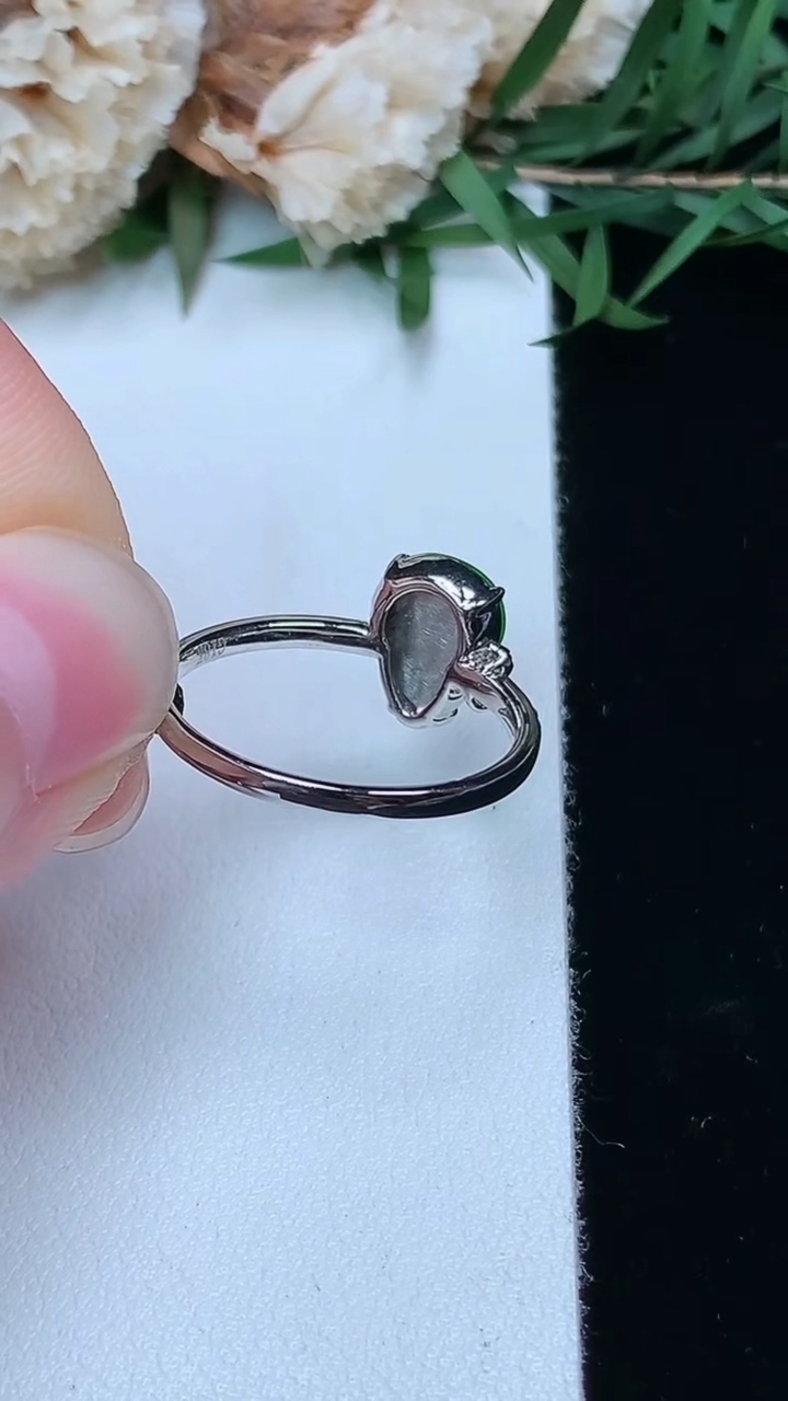 天然A货翡翠葫芦戒指，尺寸17-9.4-7，重量:1.95g2026年3月28日
工厂直销收藏佳品,种好水足，色泽均匀，有种有色，上手高大气！