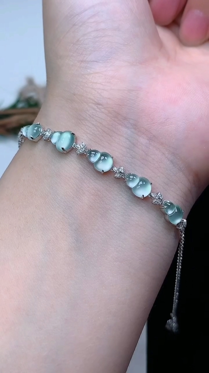 天然A货翡翠白冰葫芦手链，尺寸7.5-5-3.3，重量:2.69g
3月28日