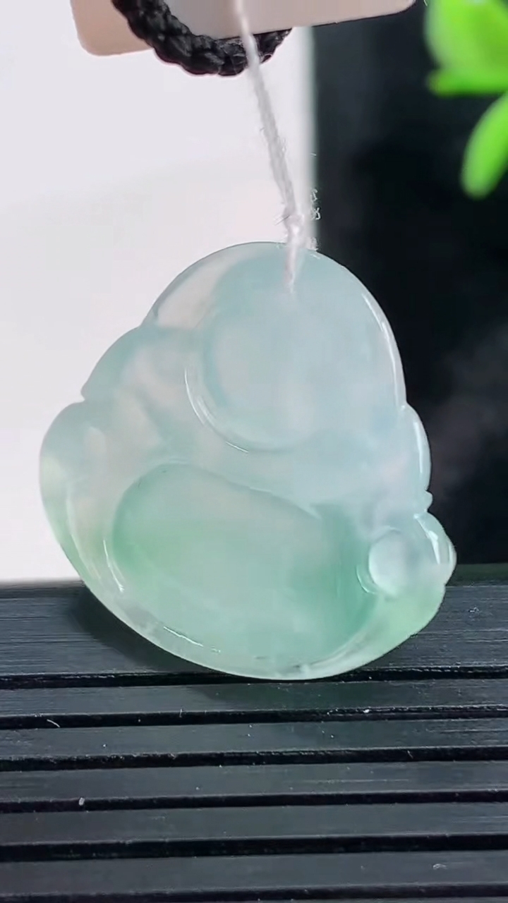 天然A货翡翠冰种飘花佛公吊坠尺寸20.9-22.7-5.8重量:4.48g
3月28日