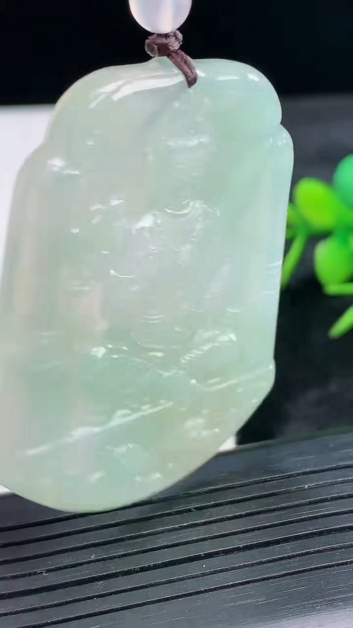 天然A货翡翠虚空藏菩萨吊坠尺寸51.6-41.4-5.3重量:28.61g
3月28日