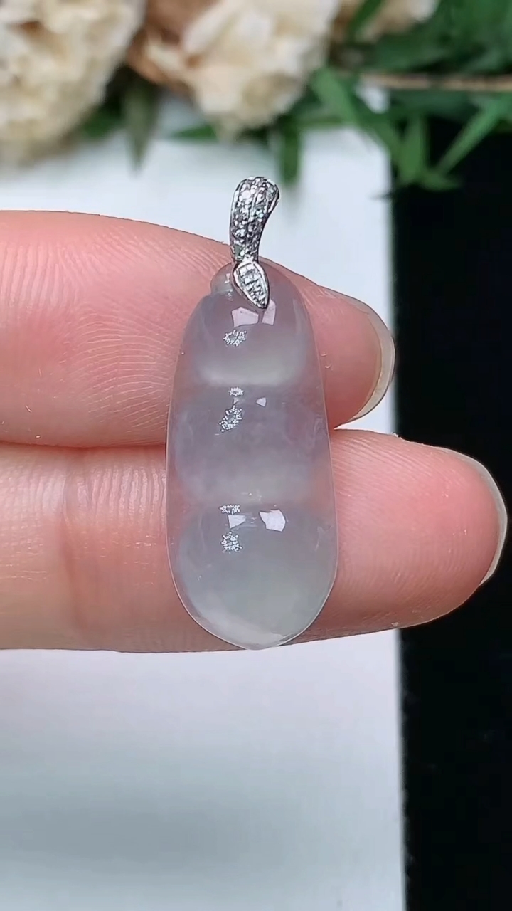 天然A货翡翠白冰福豆吊坠，尺寸21.4-9.6-4.2，重量:1.68g
3月28日