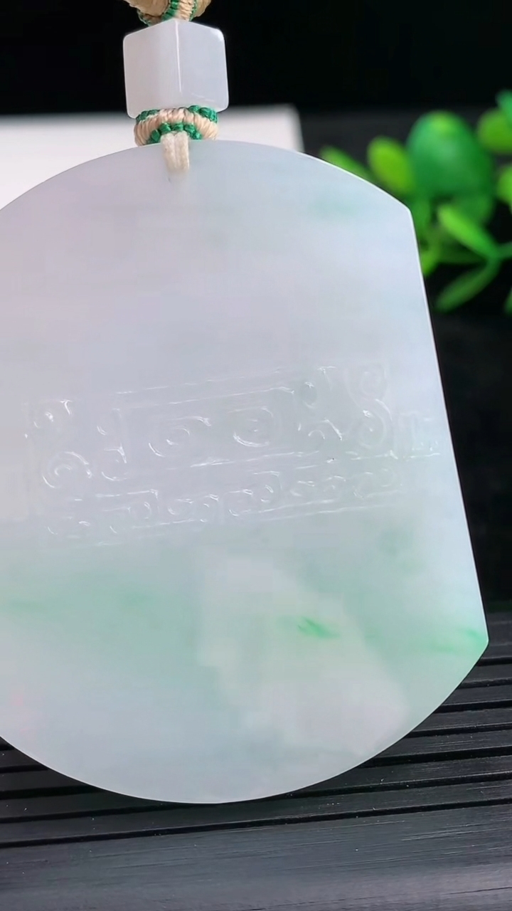 天然A货翡翠仿古无事牌吊坠尺寸53.9-41.3-5.8重量:41.22g
3月28日