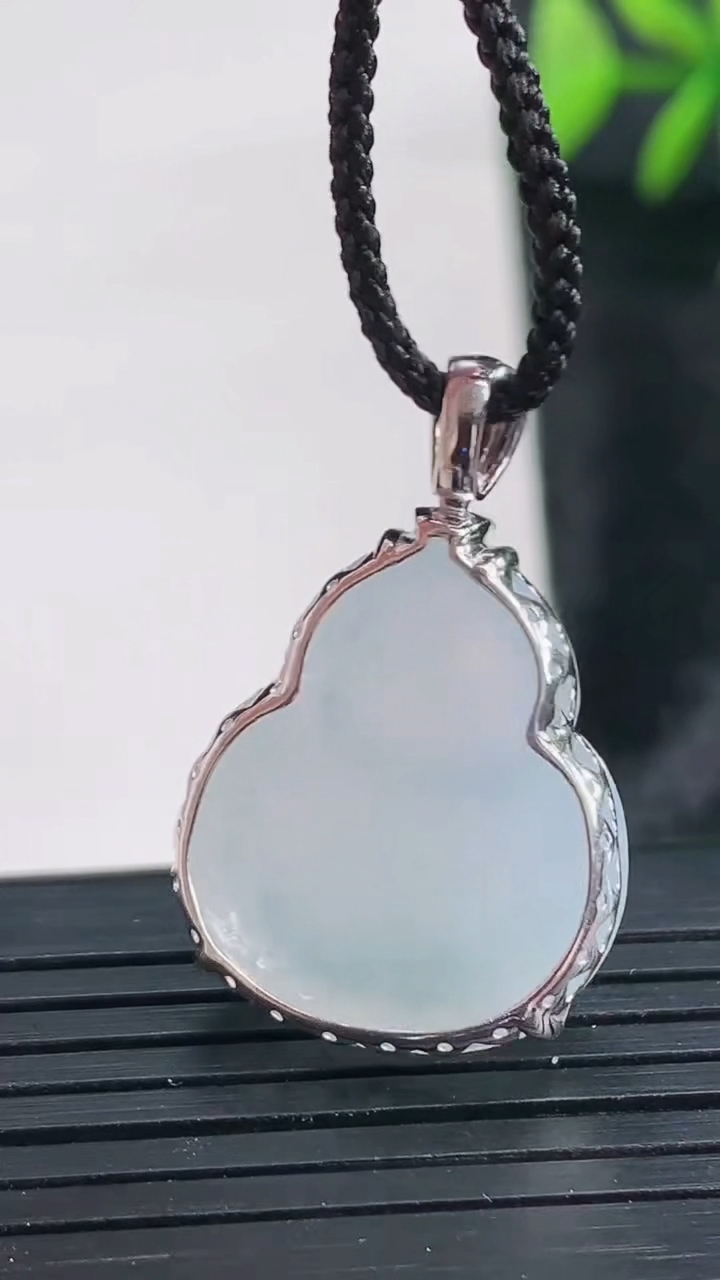 天然A货翡翠种飘花葫芦吊坠尺寸28.6-18.5-8.6重量:4.85g
3月28日