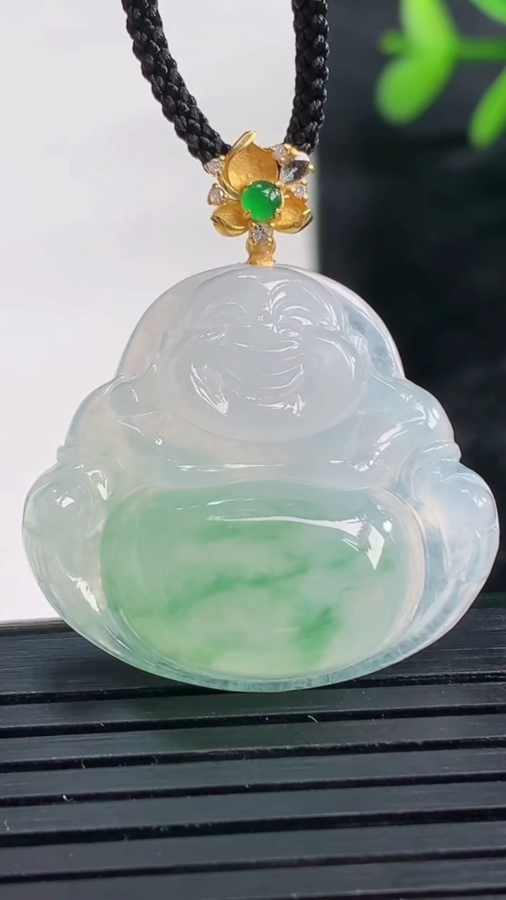 天然A货翡翠佛公吊坠尺寸26-29-5.5重量:6.48g
3月28日