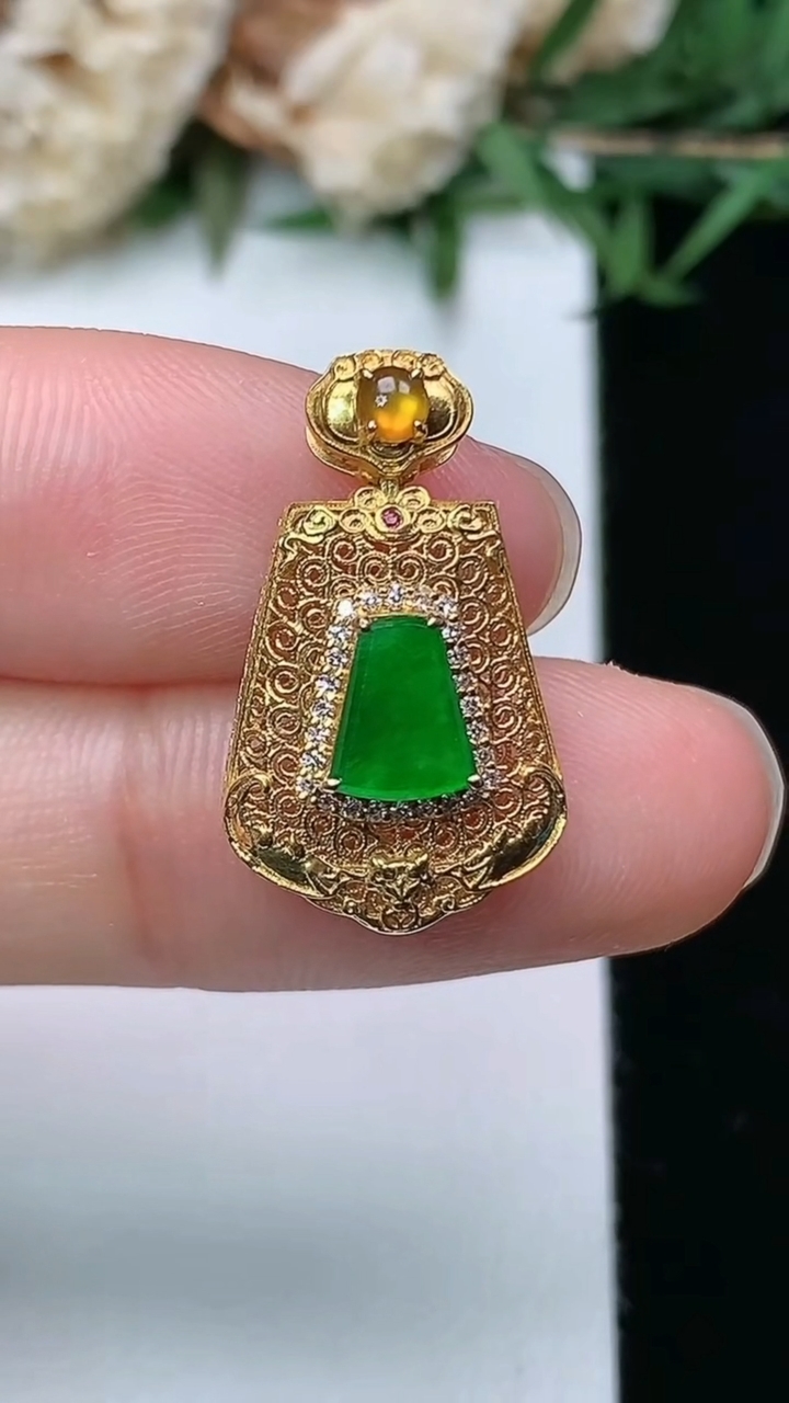 天然A货翡翠无事牌吊坠，尺寸21.2-12.6-6.5，裸石6.5-5，重量:1.59g
3月28日