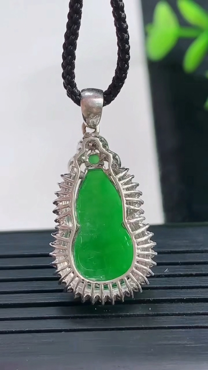 天然A货翡翠葫芦吊坠尺寸32.1-15.1-8.7裸石17.3-9.3重量:4.16g
3月28日