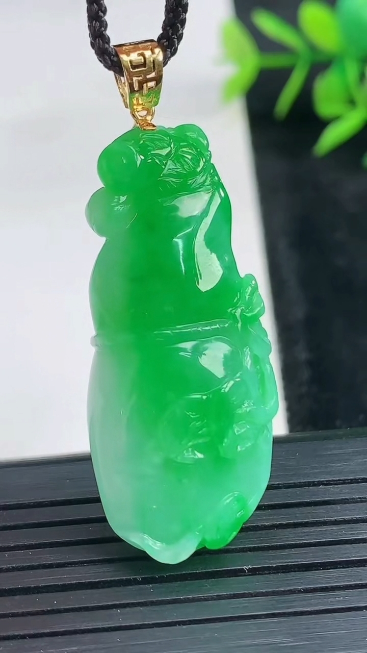 天然A货翡翠葫芦吊坠尺寸40-18.2-10.3重量:12.51g
3月28日