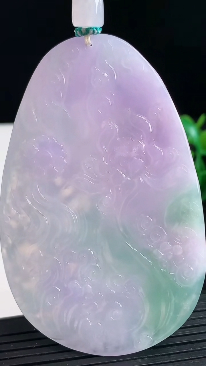 天然A货翡翠春带彩紫罗兰文殊菩萨吊坠尺寸78.3-49.8-9.2重量:70.98g
3月28日