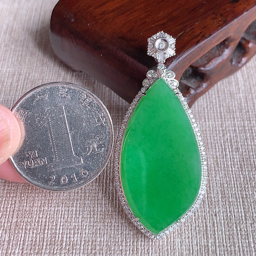 天然A货翡翠18K金伴钻镶嵌满绿水滴吊坠 
尺寸47-21-8裸石34.5-17.8mm 重量10.80g 0326