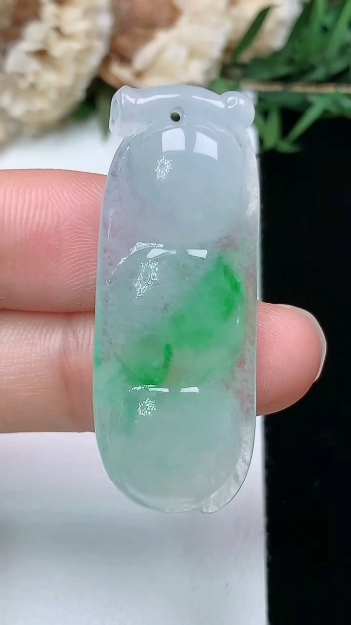 天然A货翡翠福豆吊坠，尺寸39.4-15.3-5.4，重量:7.02g
3月28日