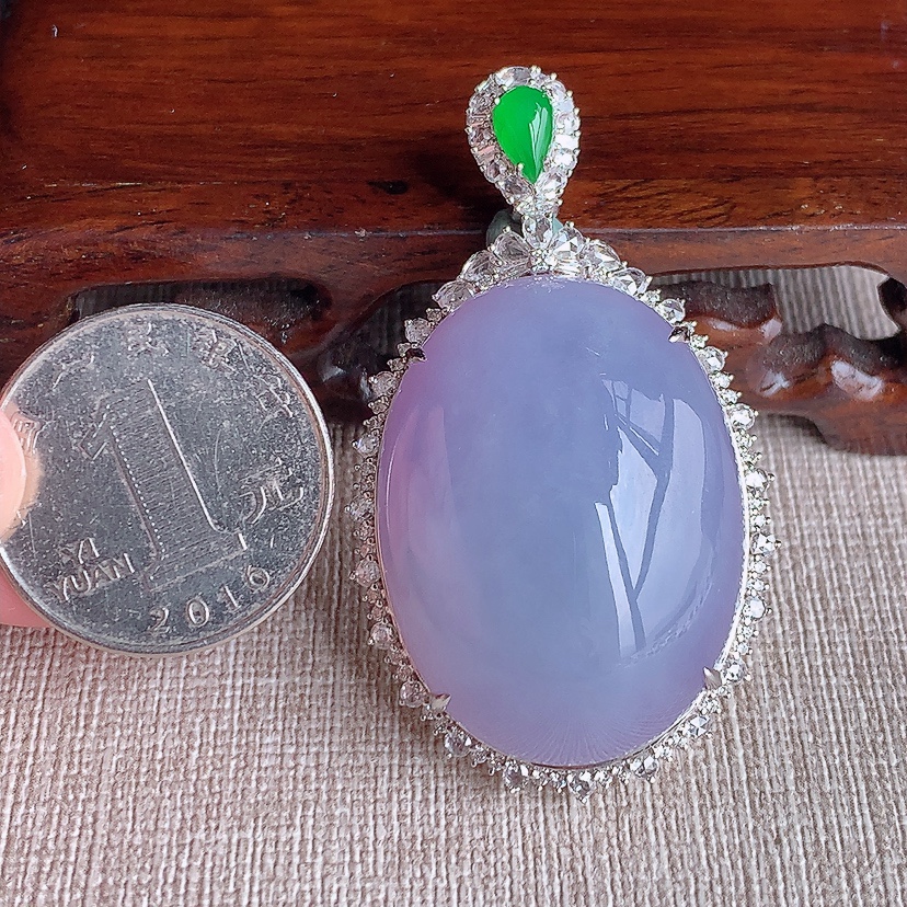 天然A货翡翠18K金伴钻镶嵌紫罗兰大件厚装鸽子蛋面吊坠 
尺寸52-30.5-17.4裸石33.4-25.4mm 重量28.90g 0326