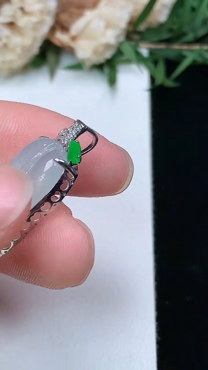 天然A货翡翠白冰金枝玉叶 叶子吊坠，尺寸22-12-5.3，重量:2.67g
3月28日