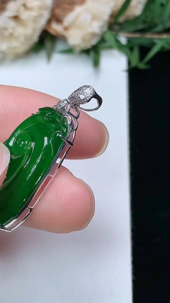 天然A货翡翠如意吊坠，尺寸24-14-5.2，重量:3.10g
3月28日