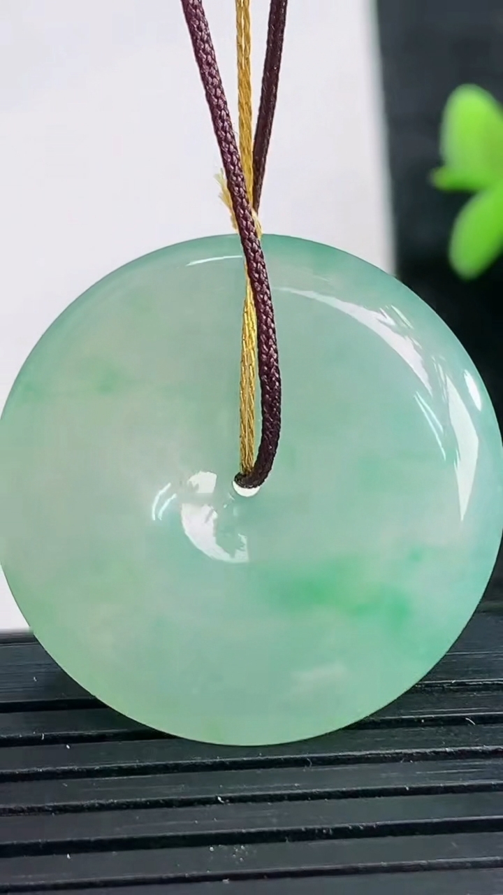 天然A货翡翠平安扣吊坠尺寸28.5-5.3重量:9.26g
3月28日