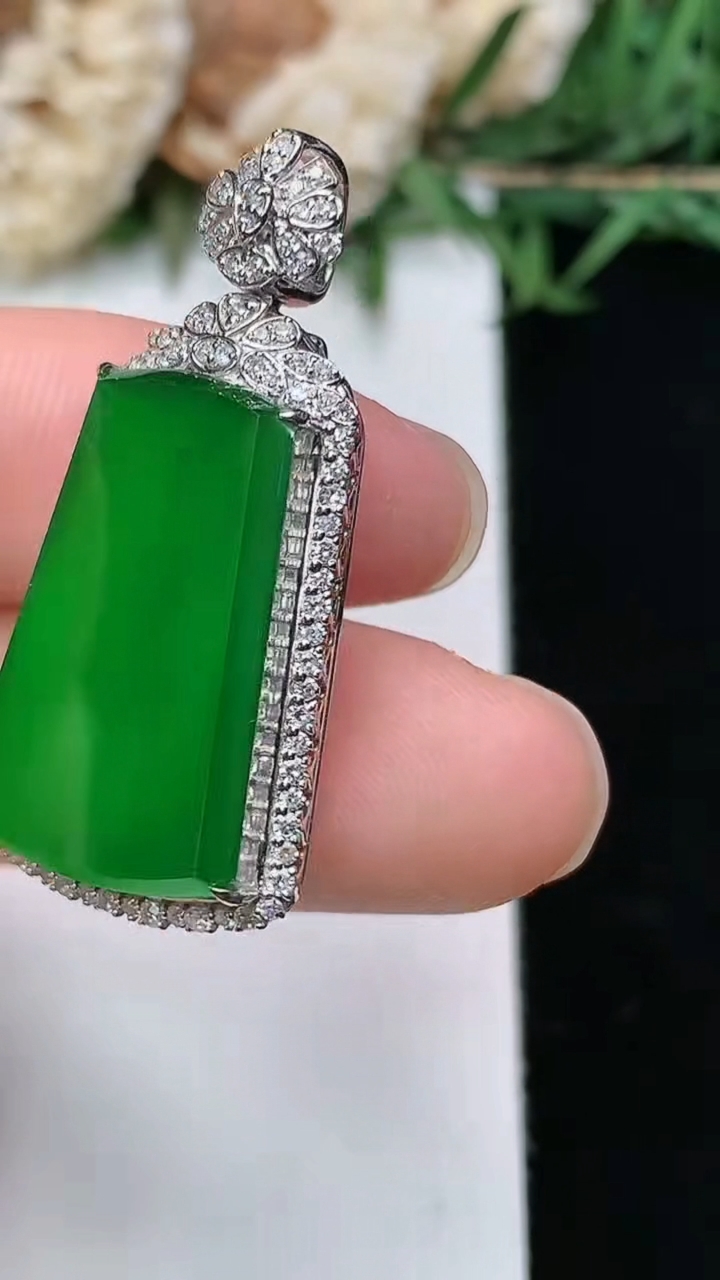 天然A货翡翠无事牌吊坠，尺寸33.4-16.3-9，裸石21-13.2，重量:5.57g
3月28日