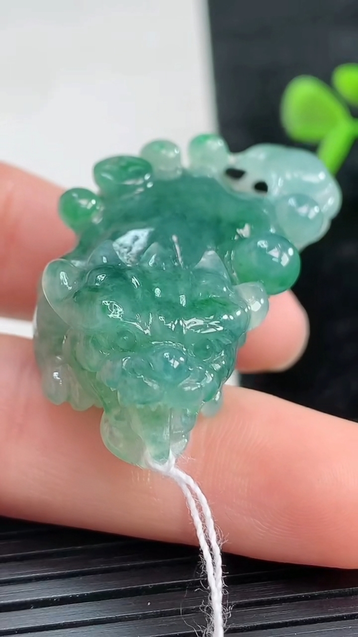 天然A货翡翠貔貅吊坠尺寸43.2-20.2-12.3重量:20.57g
3月28日