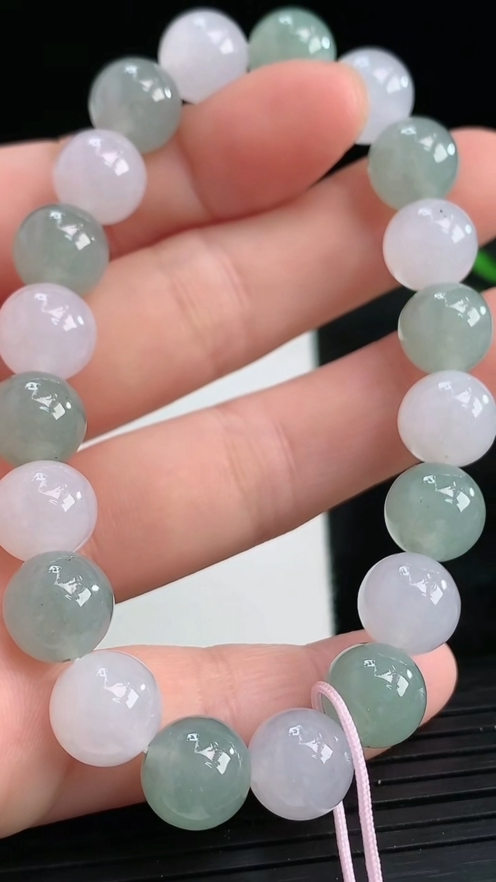 天然A货翡翠圆珠手串尺寸9.2-2.颗重量:28.51g3月28日
工厂直销收藏佳品,种好水足，色泽均匀，有种有色，上手高大气！