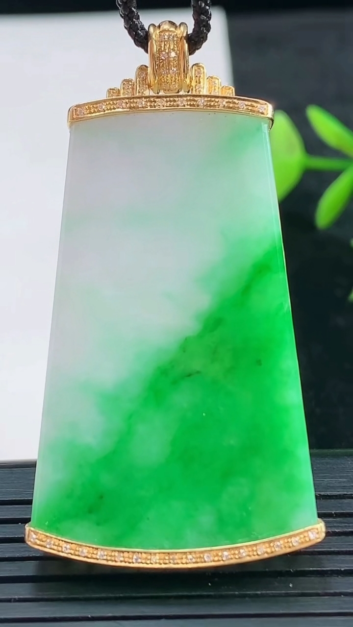 天然A货翡翠无事牌吊坠尺寸52.7-28-6.2重量:13.04g
3月28日