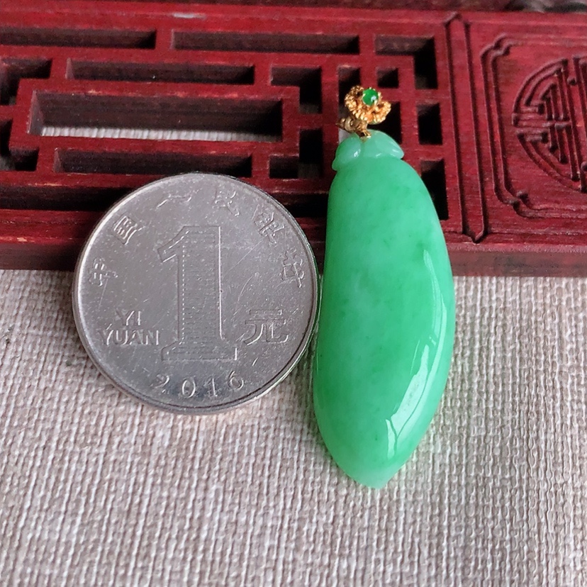 天然A货翡翠18K金扣头满绿福瓜吊坠 
尺寸41.4-37-13.5-6.2mm 重量66g 0327