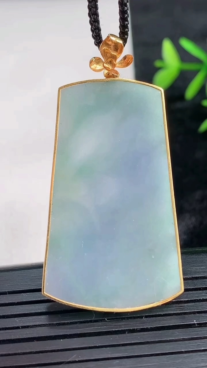 天然A货翡翠18K金紫罗兰无事牌吊坠尺寸41.4-24.6-3.9重量:10.83g
3月28日