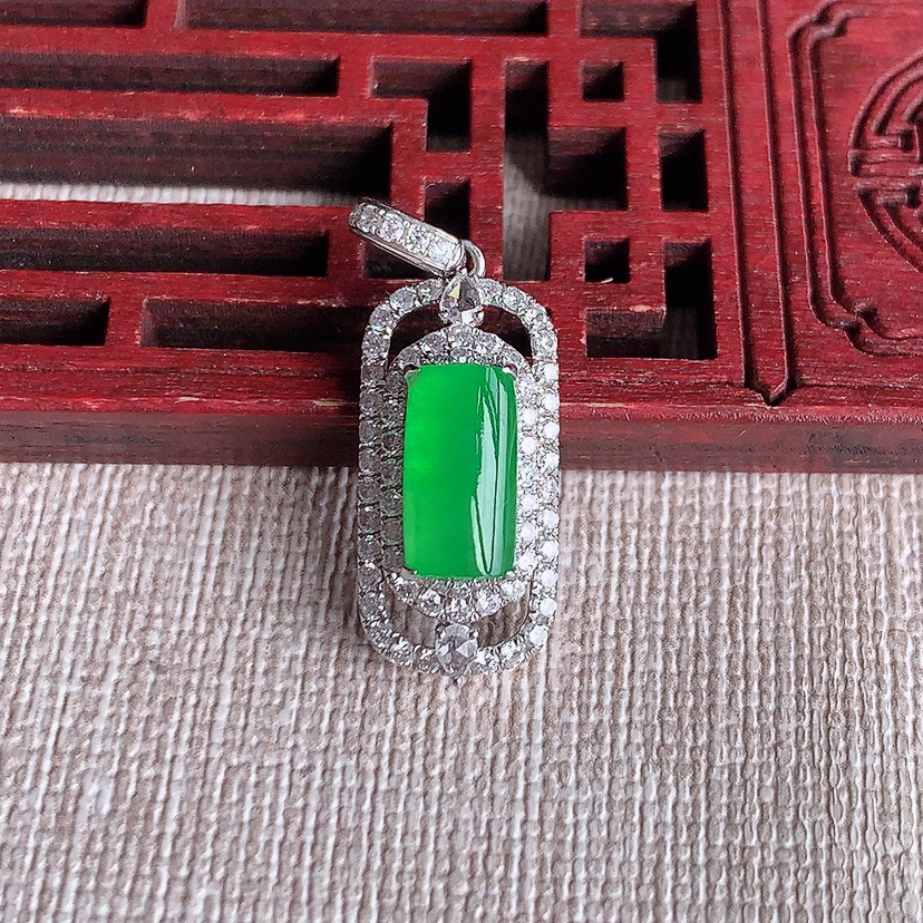 天然A货翡翠18K金伴钻镶嵌阳绿无事牌吊坠 
尺寸27.4-10.2-7.6裸石10.7-5.2mm 重量2.60g 0326