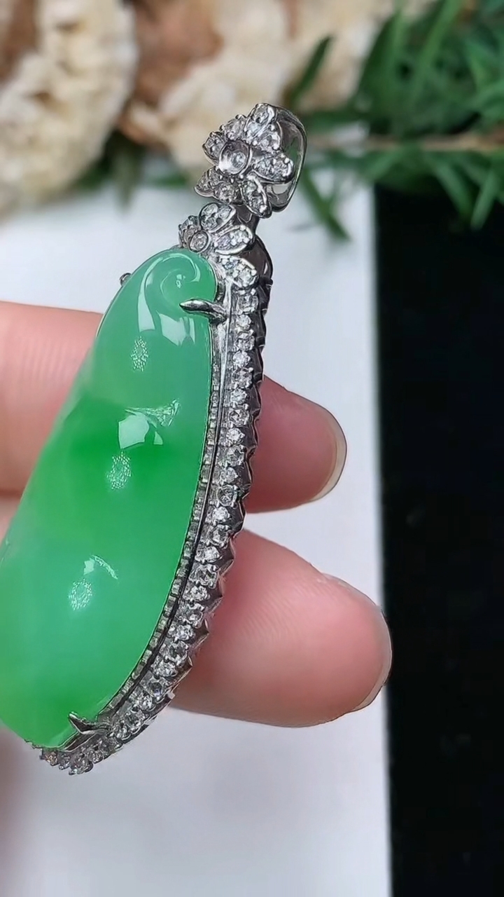 天然A货翡翠福豆吊坠，尺寸45.2-15.6-12.3，裸石32.4-12.7，重量:8.45g
3月28日