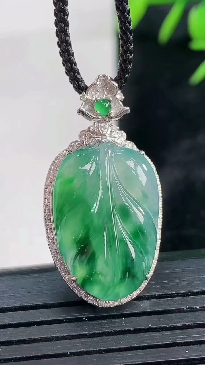 天然A货翡翠种飘花金枝玉叶 叶子吊坠尺寸30.4-16-6.6重量:4.06g
3月28日