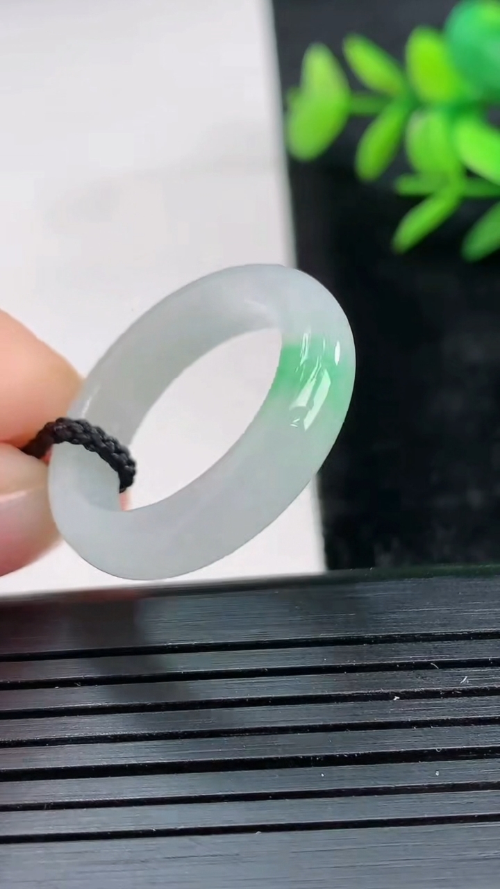 天然A货翡翠指环戒指尺寸19.4-5.6-3.7重量:4.37g2026年3月28日
工厂直销收藏佳品,种好水足，色泽均匀，有种有色，上手高大气！