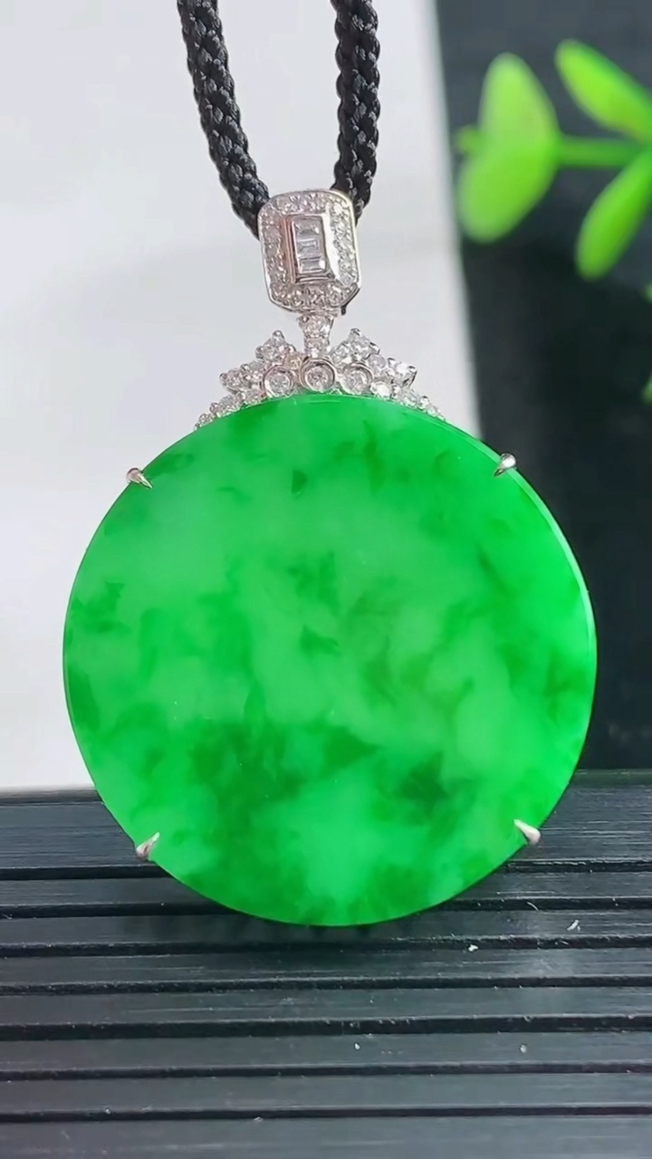 天然A货翡翠无事牌吊坠尺寸36.9-25.4-5.4重量:4.98g
3月28日