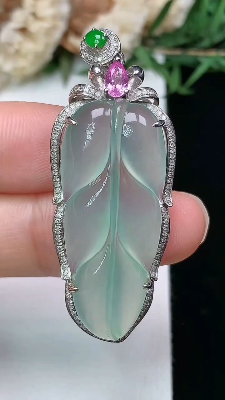 天然A货翡翠金枝玉叶 叶子吊坠，尺寸45-17.4-8.8，裸石32-14，重量:6.81g
3月2