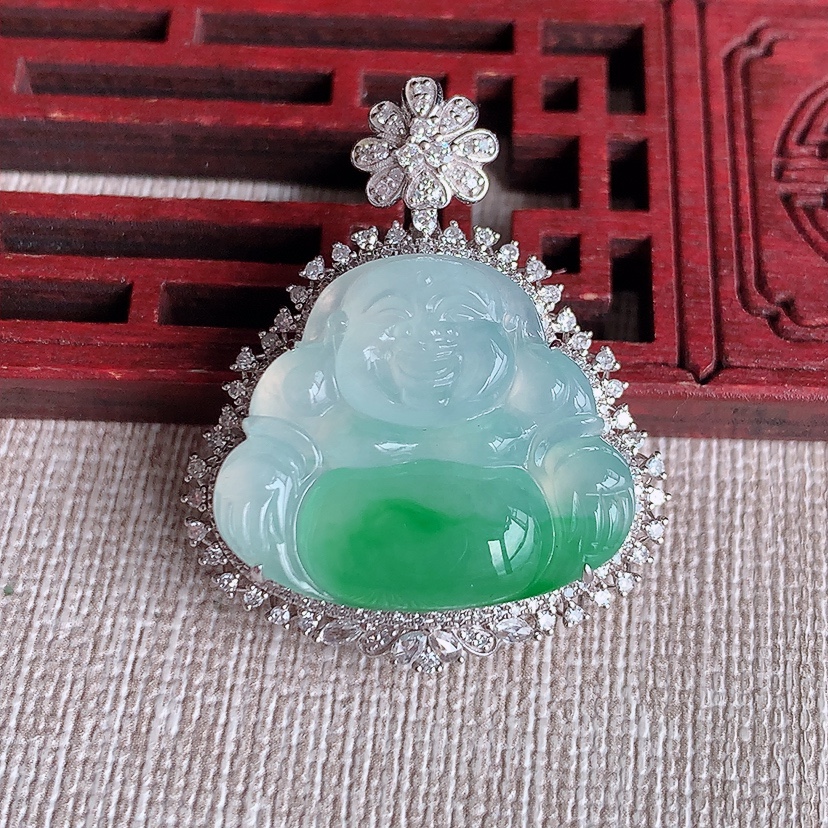 天然A货翡翠18K金伴钻镶嵌飘绿佛公吊坠 
尺寸34.5-28-12.5裸石19.8-23mm 重量