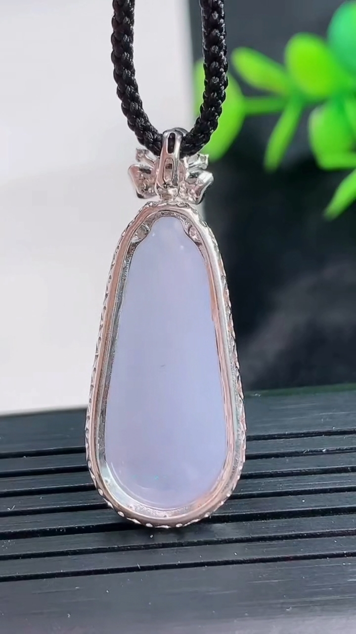 天然A货翡翠18K金紫罗兰福瓜吊坠尺寸34.4-13.8-8.4裸石25.6-10.7重量:4.37g
3月28日