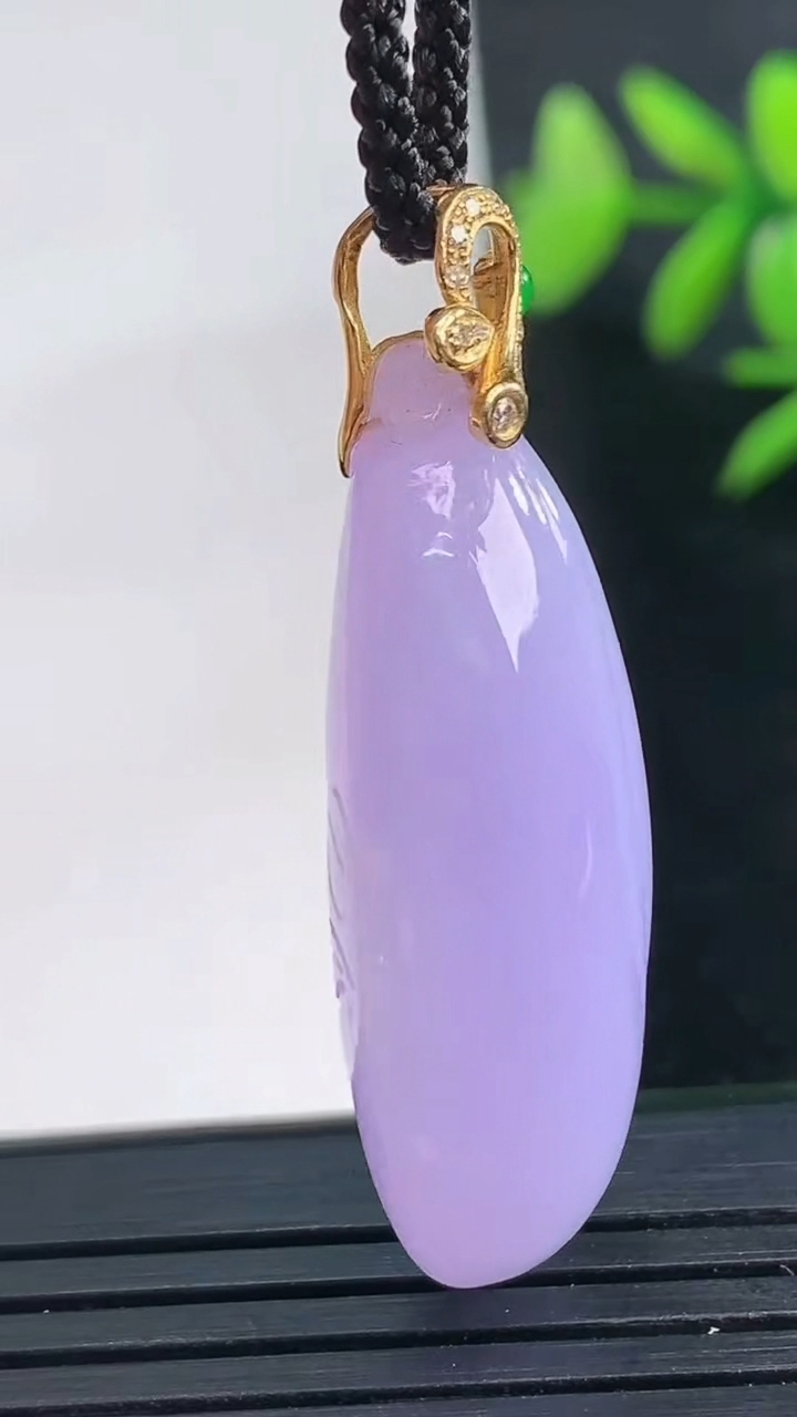 天然A货翡翠18K金紫罗兰福瓜吊坠尺寸34.7-17.4-11.2重量:11.40g
3月28日