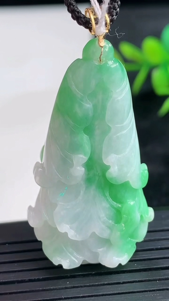 天然A货翡翠白菜吊坠尺寸44.1-24.6-11.4重量:17.67g
3月28日