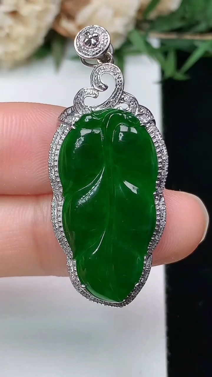 天然A货翡翠金枝玉叶 叶子吊坠，尺寸39.6-16.8-6.6，裸石26.5-13.5，重量:4.4