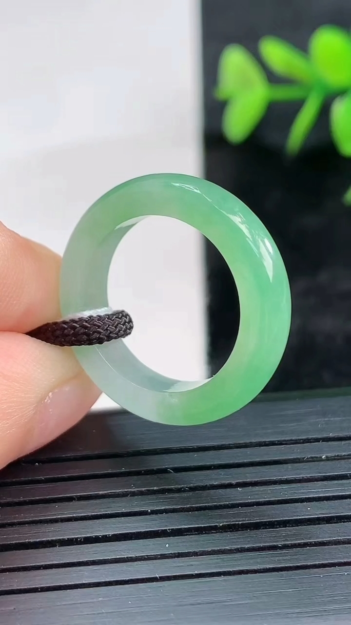 天然A货翡翠指环戒指尺寸16.5-4.7-3.5重量:3.35g2026年3月28日
工厂直销收藏佳